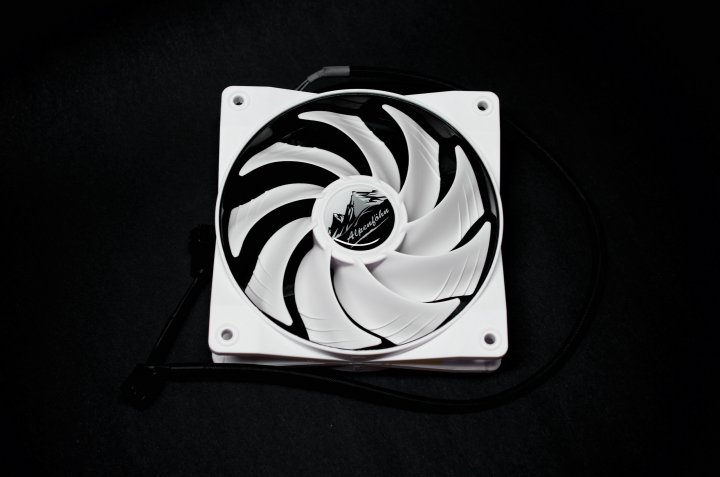 EKL Alpenföhn Matterhorn Rev. C White Edition - Für Frischluft sorgt der WingBoost2-Lüfter